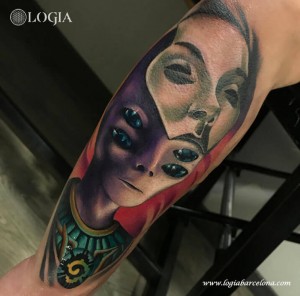 tatuaje-brazo-alien-color-logia-barcelona-leonardo   